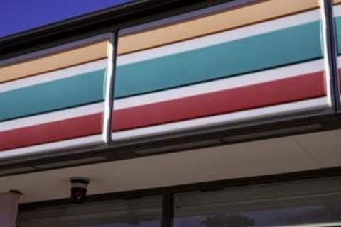 セブンイレブン、店舗関係者による「人気キャラ商品」転売が波紋　犯罪になる？