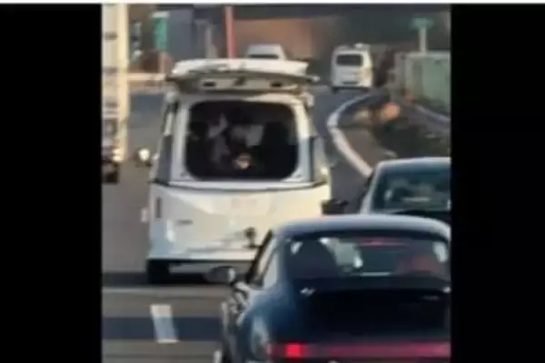 「もし落下したら…」高速道路で後部ドアから身を乗り出し撮影、事故が起きたら責任は？