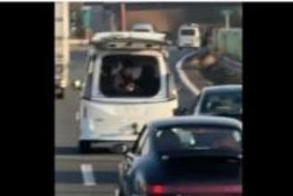 「もし落下したら…」高速道路で後部ドアから身を乗り出し撮影、事故が起きたら責任は？