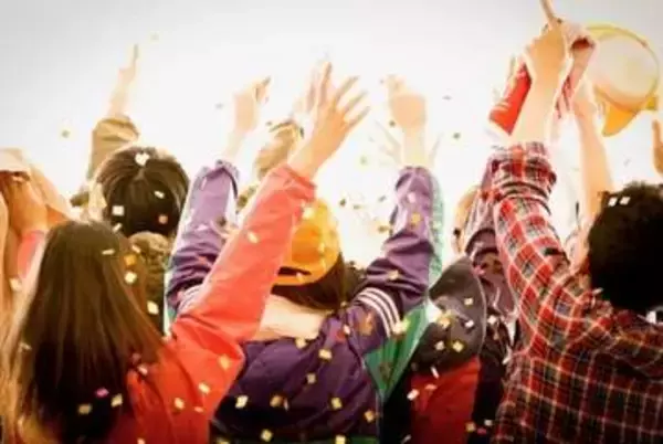 「米俵が落ちてきた衝撃」ライブ観客のダイブ直撃、人気漫画家が負傷…これ傷害罪？