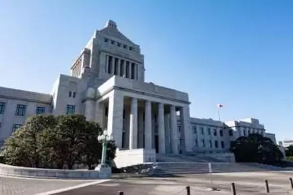 中条きよし議員が松野明美議員を「スパーン」…お尻を叩く動画が波紋、本人が気にしていなくてもセクハラ？