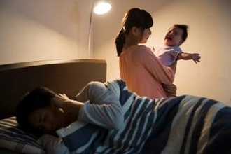 「W杯で起きれるなら、普段から起きろや！」夜泣き対応しない夫が深夜観戦で起きた
