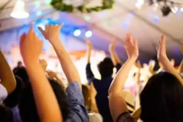 Snow Manライブで女性客が「全裸」？映像拡散で騒動に…「複数の犯罪成立も」弁護士が指摘