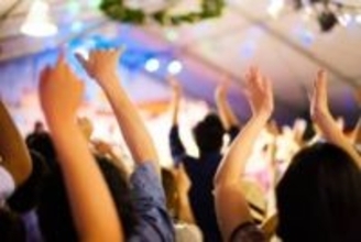 Snow Manライブで女性客が「全裸」？映像拡散で騒動に…「複数の犯罪成立も」弁護士が指摘