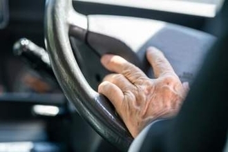 免許返納した88歳「内縁の妻に会うため」無免許運転→人身事故引き起こす…裁判後は「高齢者施設」入所へ