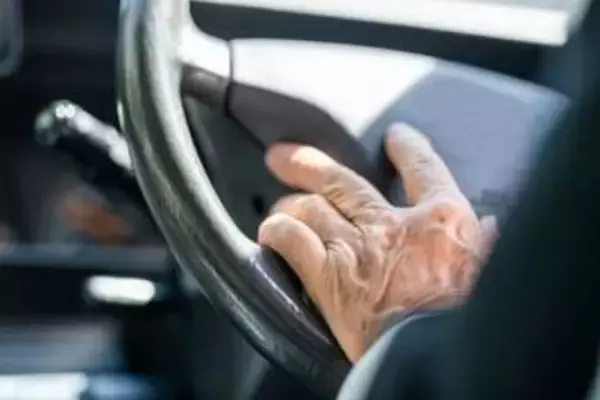 免許返納した88歳「内縁の妻に会うため」無免許運転→人身事故引き起こす…裁判後は「高齢者施設」入所へ