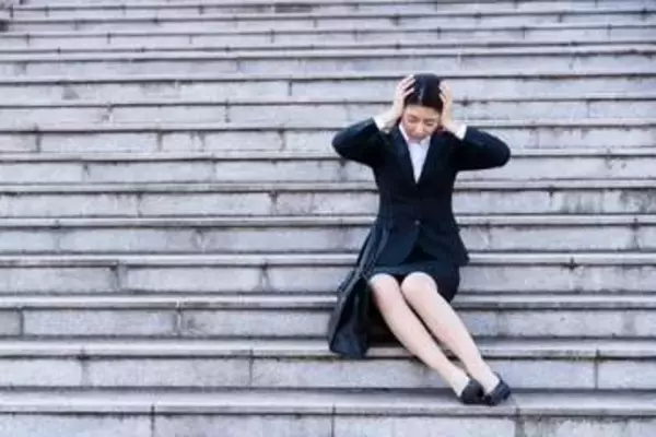 昼休みにランチに出た新卒社員が消えた？ 先輩社員は呆然、入社日に「即退職」は許されるのか