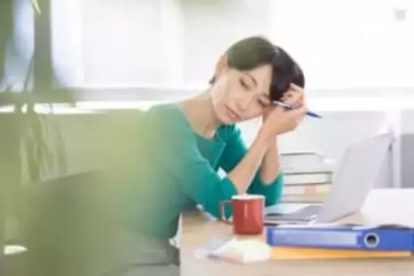 最低限だけ仕事をする「静かな退職」法的な問題は？ 解雇や減給のリスクを弁護士が解説