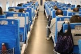 隣席から肘や膝が…、新幹線の「スペース侵食」に不快の声　度を越した密着は犯罪になる可能性も