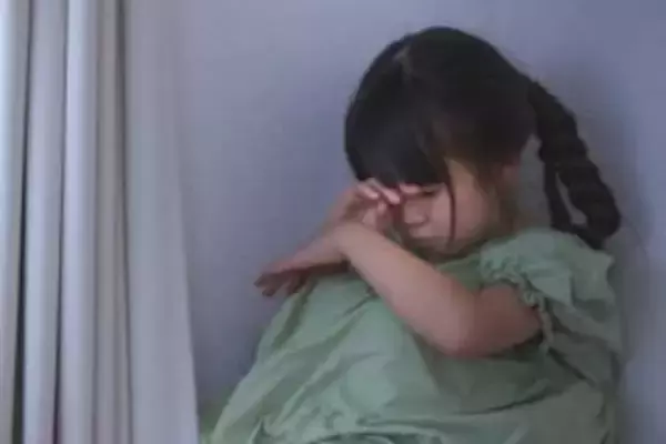 「知人と酒を飲むため」未就学の娘を11時間以上置き去りで逮捕、子どもは何歳から一人で留守番させられる？