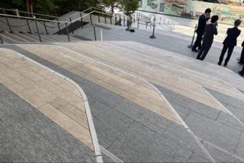 「段差が見えない」高輪ゲートウェイシティの“大階段”で転倒事故報道、施設側の責任は？