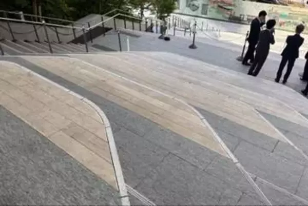 「段差が見えない」高輪ゲートウェイシティの“大階段”で転倒事故報道、施設側の責任は？