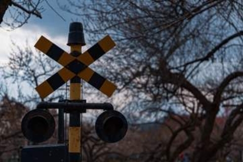 「撮り鉄」に腹立て車でバックか…「びびらせるだけ」「殺すつもりなかった」それでも殺人未遂は成立する？