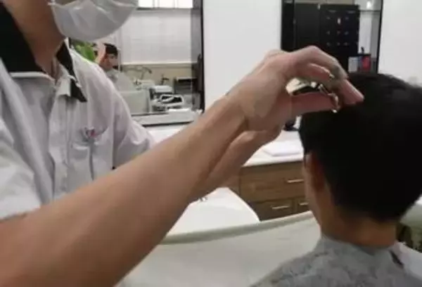 「「出所したら母の髪を切りたい」刑務所で理容師になった受刑者、“全部ダメだった”過去と再出発」の画像