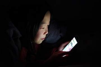 スマホにのめり込む子どもたち…親は「ナイフや銃を渡すようなもの」、“ドパガキ”の命名に異論も