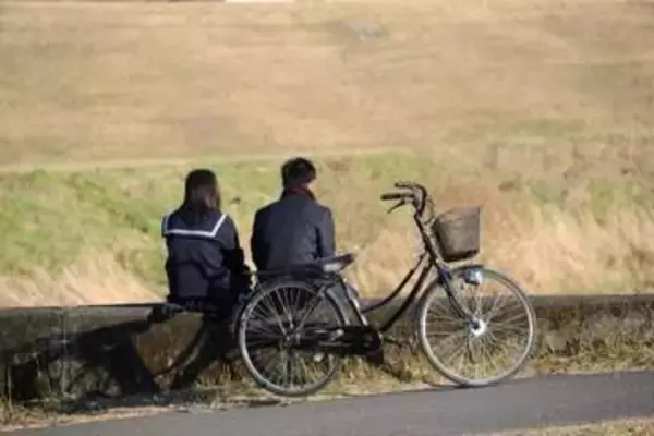 「ゆずの歌」のようにはいかない？　自転車の二人乗りに青切符、「青春の象徴」が反則金3000円に