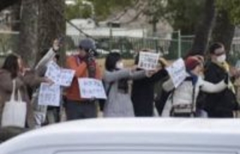 「想定より重い」「甘い、死刑にすべき」山上被告人の無期懲役判決　傍聴した人はどう見たか