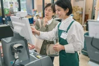 「私たちの年代はついていけない」 セルフレジで大渋滞、QR注文は電波入らず…デジタル化に戸惑う人たち