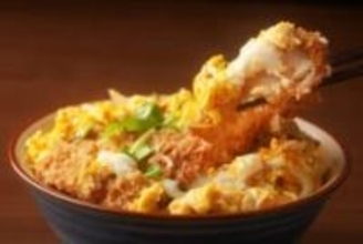 「こんなことある？」カツ丼の衣はがすと「生肉」SNS投稿に驚き、返金や作り直ししてもらえる？