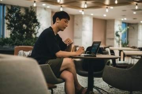 「すね毛を出さないで」「同じ会社の人間としてどうかと」男性のハーフパンツ出勤は許されない？大論争勃発