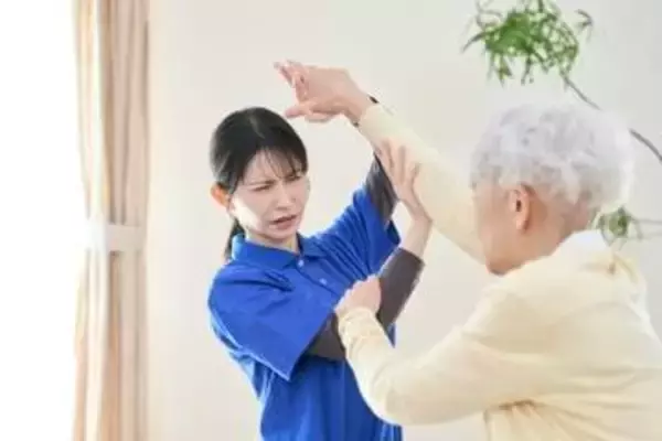 介護施設では「殴られても泣き寝入り」、裁判所でも「Xに晒すぞ」と脅迫…理不尽すぎる「カスハラ」の実態