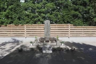 「将門塚」で悪ふざけ、石碑によじ登り奇声上げた“迷惑”配信者は「在宅捜査」に…どんな罪に問われるの？