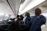 「「怖くて声も出せなかった」飛行機で太もも触られ…新幹線では音漏れ・靴脱ぎ・全倒し、読者が語る“移動地獄”」の画像1