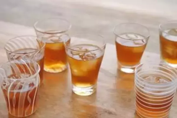 おかわり無料、冷たい麦茶を「何リットル」も…飲食店が困惑、「ガブ飲み客」の要求を断れる？