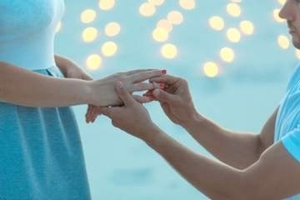 「白いバラの花束でひざまづいて」プロポーズのやり直し要求に冷めた男性、ギリシャまで行ったのに…婚約破棄できる？