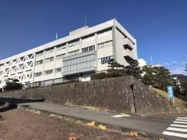 「あります！」飲酒事故後も車内で飲み続け、警察官に酒をかけた被告人　法廷で即答した“危うい一言”