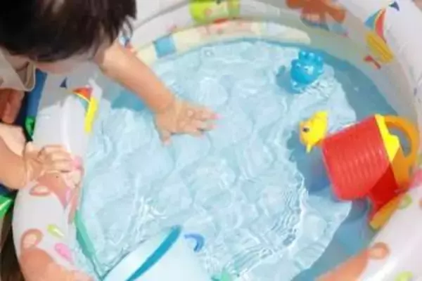 常識的にどうなの？ 賃貸マンションのベランダで「プール遊び」、階下の布団が「水浸し」に…法的責任は