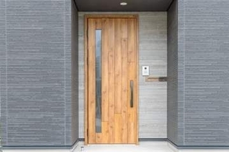 「脅しか」「いったい誰が？」 玄関前の「首なしネズミ」2匹におびえる夫婦、警察は動いてくれるのか