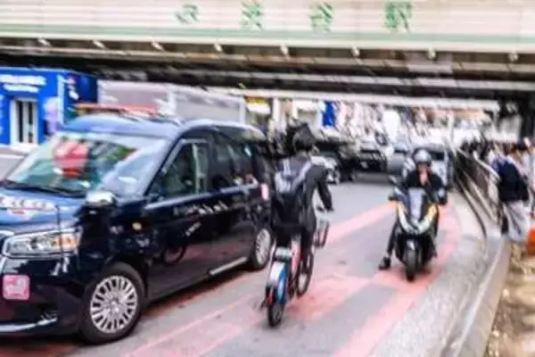 勝手に転んで「車のせい」、避ければ対向車と接触の危険も…予測不能な自転車の動き、青切符導入に不安