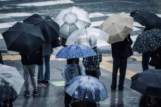 台風でも出社しなきゃダメ？「明日は在宅」「通常出社」分かれる対応、法的ポイントは