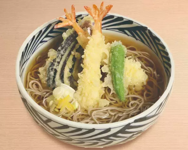 「【おらが蕎麦】お値段そのままで麺が1.5倍に増量中！「海老天そば」がお得なキャンペーンは4月中旬まで。」の画像