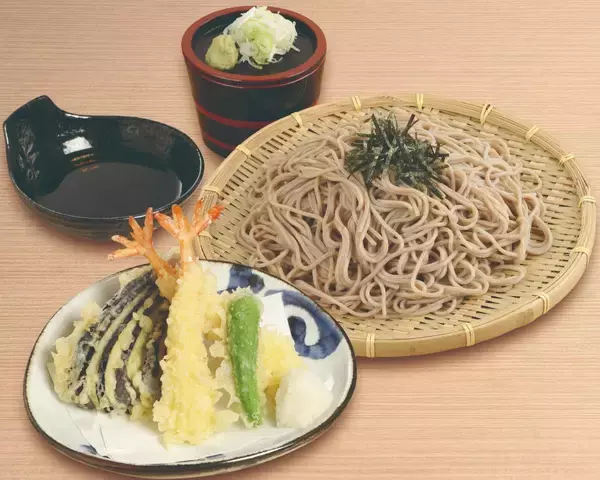 「【おらが蕎麦】お値段そのままで麺が1.5倍に増量中！「海老天そば」がお得なキャンペーンは4月中旬まで。」の画像