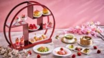 中華風アフタヌーンティーで桜と苺を味わう