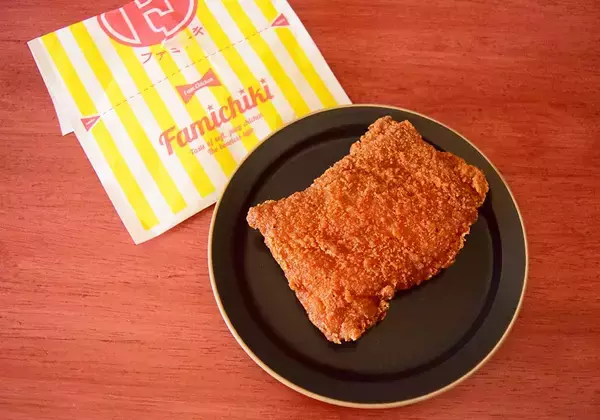 「コンビニ3社の"辛い系チキン"食べ比べ！ファミマ・ローソン・セブン、どれが一番辛い？《実食レポ》」の画像