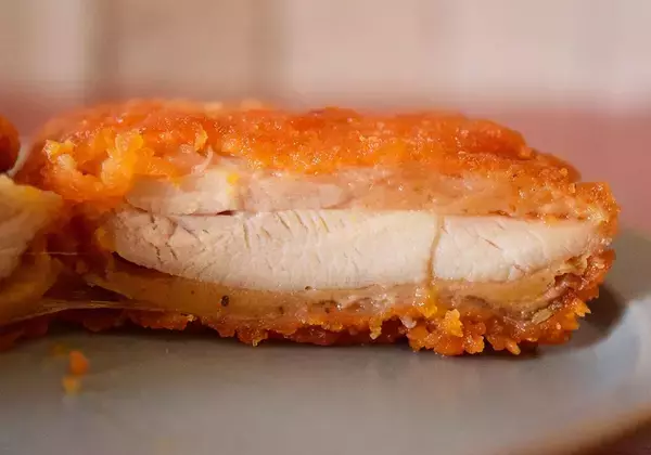 「コンビニ3社の"辛い系チキン"食べ比べ！ファミマ・ローソン・セブン、どれが一番辛い？《実食レポ》」の画像