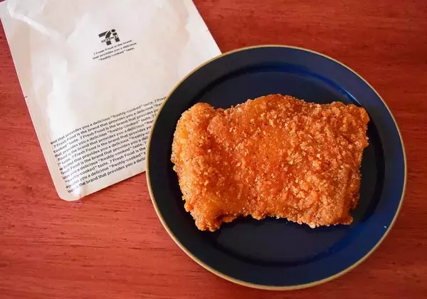 「コンビニ3社の"辛い系チキン"食べ比べ！ファミマ・ローソン・セブン、どれが一番辛い？《実食レポ》」の画像