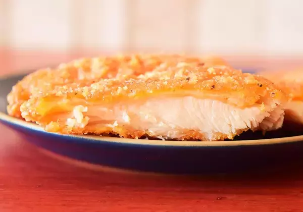 「コンビニ3社の"辛い系チキン"食べ比べ！ファミマ・ローソン・セブン、どれが一番辛い？《実食レポ》」の画像