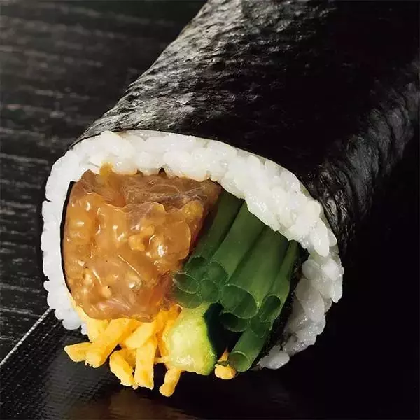 「超豪華ズワイガニから重さ1.7kgの特大まで...コスパ最強「イオンの恵方巻き」が今年もスゴイ《予約は1月25日まで》」の画像