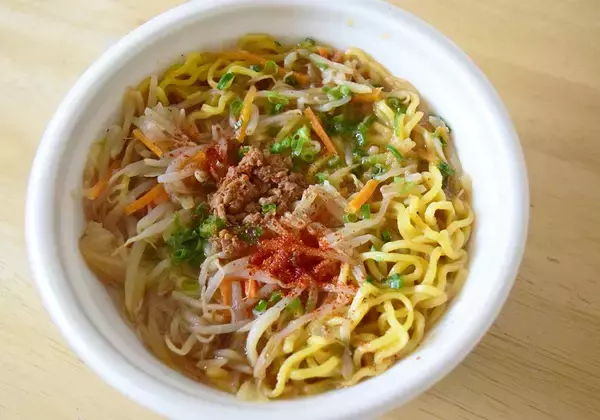 「コンビニ「味噌ラーメン」食べ比べ！セブン・ローソン・ファミマ3社で具材や味わいに違いがあるか徹底検証。」の画像