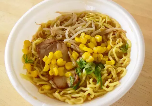 「コンビニ「味噌ラーメン」食べ比べ！セブン・ローソン・ファミマ3社で具材や味わいに違いがあるか徹底検証。」の画像