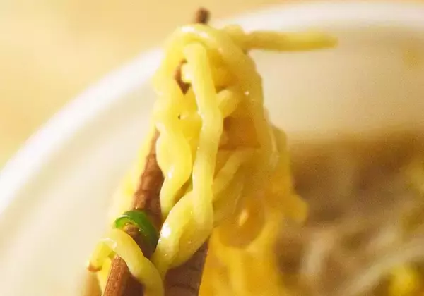 「コンビニ「味噌ラーメン」食べ比べ！セブン・ローソン・ファミマ3社で具材や味わいに違いがあるか徹底検証。」の画像