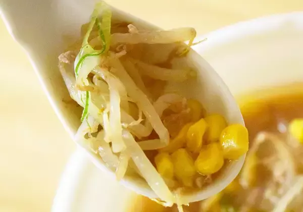 「コンビニ「味噌ラーメン」食べ比べ！セブン・ローソン・ファミマ3社で具材や味わいに違いがあるか徹底検証。」の画像