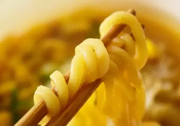 「コンビニ「味噌ラーメン」食べ比べ！セブン・ローソン・ファミマ3社で具材や味わいに違いがあるか徹底検証。」の画像