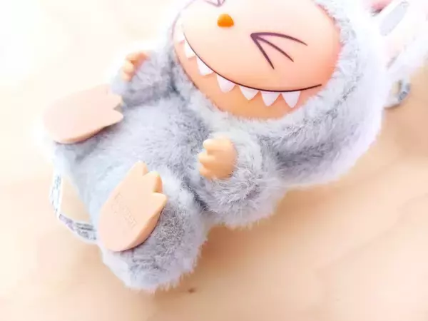 「4シリーズのラブブを比較！色味やデザインだけじゃない、毛並みの違いにも注目《ポップマート》」の画像