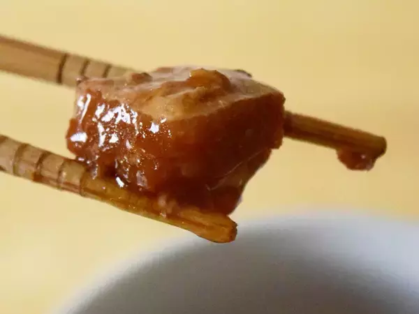 「セブン・ローソン・ファミマの「角煮」を食べ比べ！味の違いやお肉のやわらかさを比較してみた。」の画像