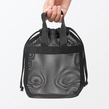 【無印良品】バズリ中のメッシュ巾着、ショルダーバッグにするカスタムが人気。